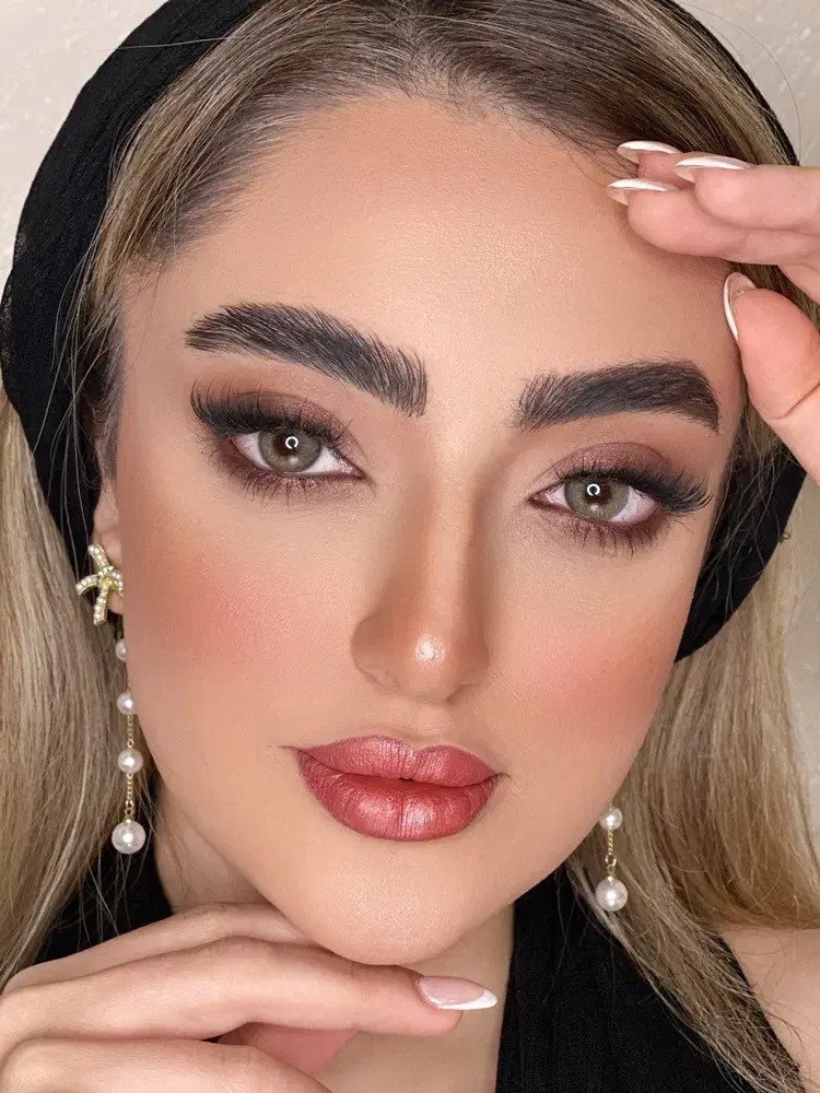 میکاپ و شنیون . براشینگ