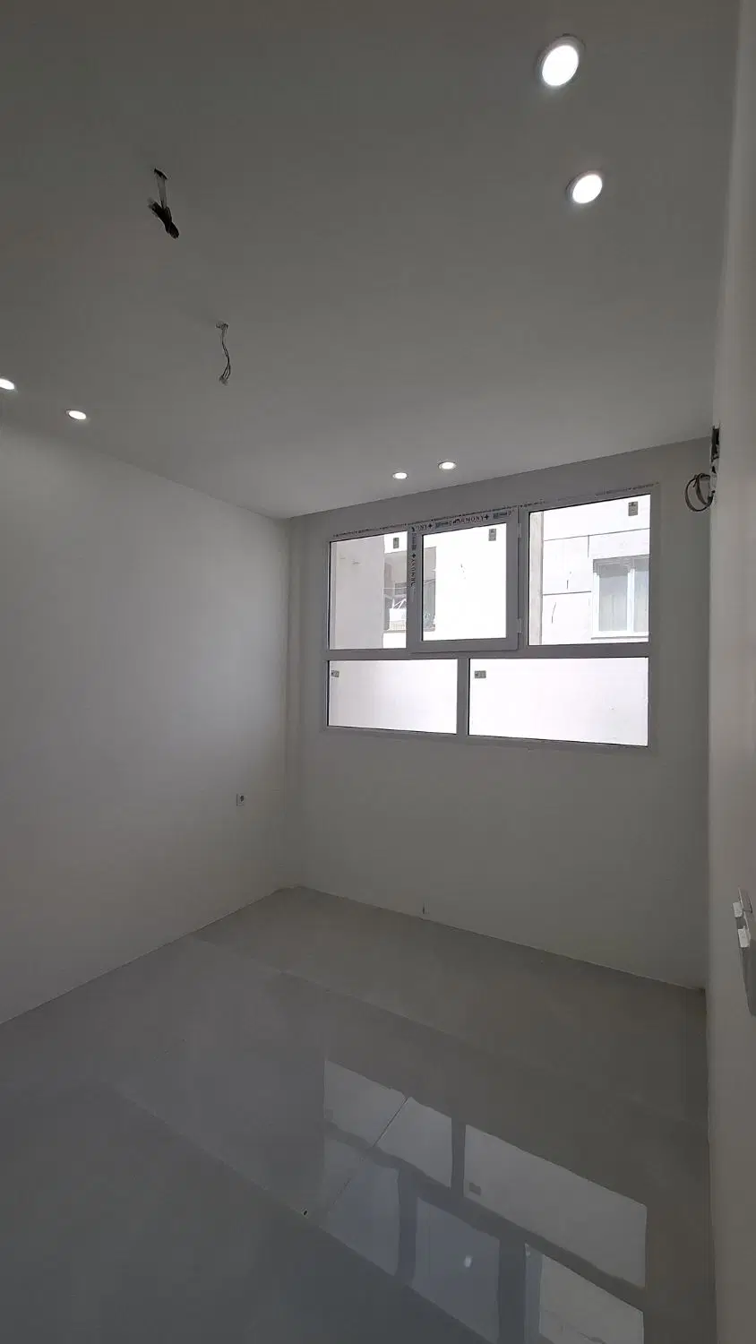 ۸۳ متری